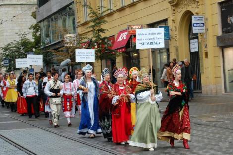 Folklor minorit – Duhové náměstí