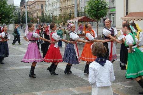 Folklor minorit – Duhové náměstí