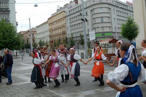 Folklor minorit – Duhové náměstí