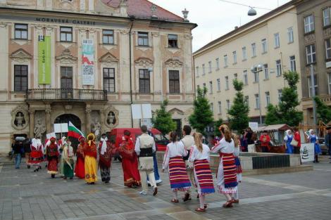 Folklor minorit – Duhové náměstí
