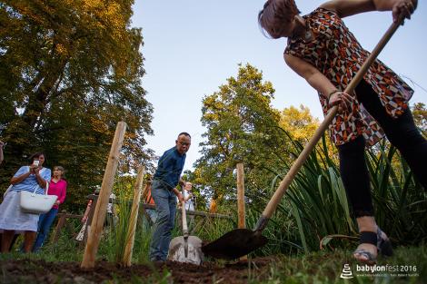 Slavnostní vysazení národních stromů Vietnamců a Rusínů v brněnském parku Lužánky
