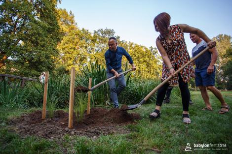 Slavnostní vysazení národních stromů Vietnamců a Rusínů v brněnském parku Lužánky