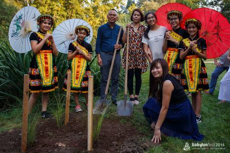 Slavnostní vysazení národních stromů Vietnamců a Rusínů v brněnském parku Lužánky