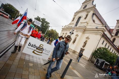 Duhové náměstí – průvod