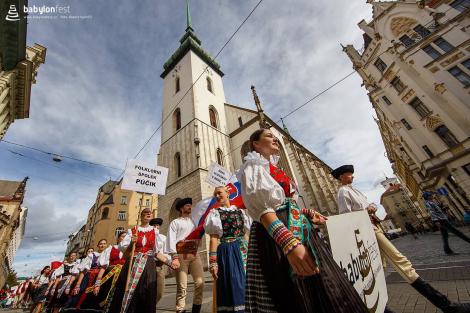 Duhové náměstí – krojovaný průvod zástupců národnostních menšin v Brně