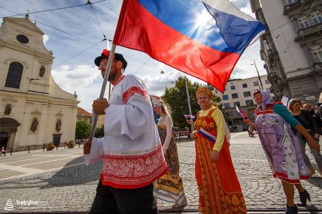 Duhové náměstí – krojovaný průvod zástupců národnostních menšin v Brně