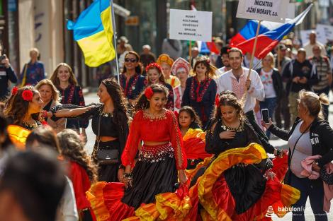 Duhové náměstí – krojovaný průvod zástupců národnostních menšin v Brně
