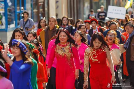 Duhové náměstí – krojovaný průvod zástupců národnostních menšin v Brně