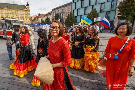 Duhové náměstí – krojovaný průvod zástupců národnostních menšin v Brně