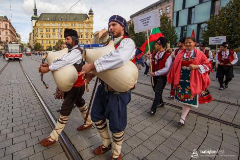 Duhové náměstí – krojovaný průvod zástupců národnostních menšin v Brně