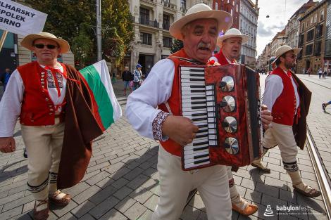 Duhové náměstí – krojovaný průvod zástupců národnostních menšin v Brně
