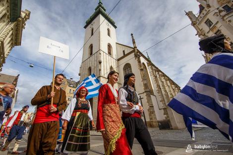 Duhové náměstí – krojovaný průvod zástupců národnostních menšin v Brně