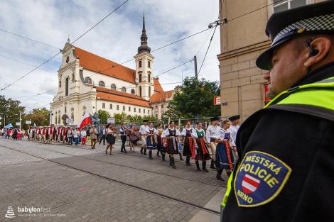 Duhové náměstí – krojovaný průvod zástupců národnostních menšin v Brně