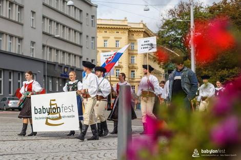 Duhové náměstí – krojovaný průvod zástupců národnostních menšin v Brně